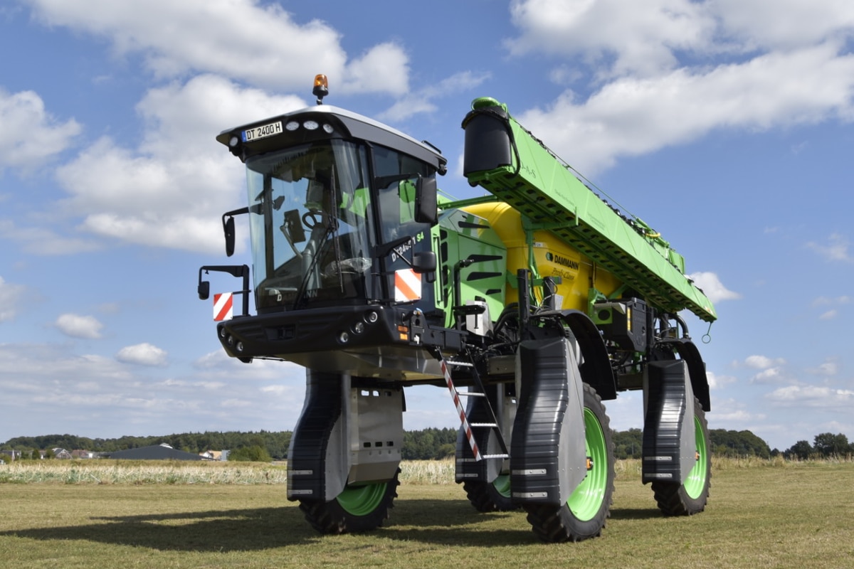 Самоходный опрыскиватель DT 2400H Hignlander